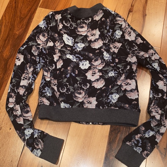 NWOT ~ VINTAGE FLORAL ABERCROMBIE & FITCH ZIP UP ~ WOMENS XS - Picture 5 of 5